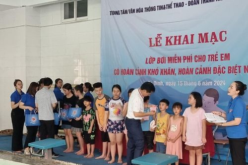 Tổ chức lớp dạy bơi miễn phí cho trẻ em có hoàn cảnh khó khăn tại quận Ba Đình, Hà Nội