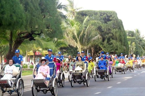 Khánh Hòa: Rực rỡ sắc màu áo dài phố biển Nha Trang