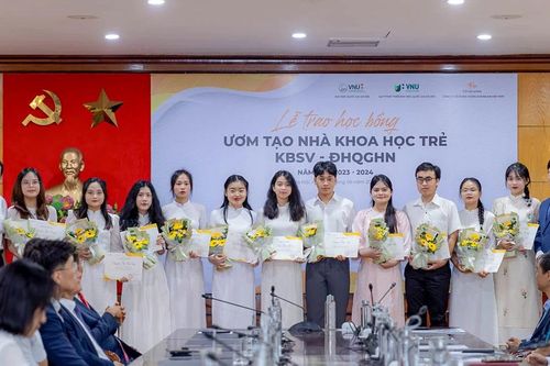 KBSV trao học bổng 1 tỷ đồng cho 40 sinh viên VNU