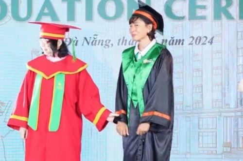 Rơi nước mắt khoảnh khắc người mẹ lên nhận bằng của con trai đã mất hiến xác cho y học