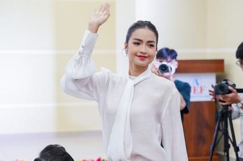 Hoa hậu Ngọc Châu xuất hiện nổi bật, thu hút mọi ánh nhìn của giới sinh viên