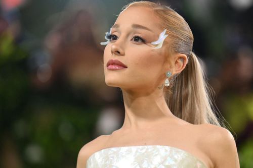 Ariana Grande 'nối lại tình xưa' với người đàn ông đặc biệt