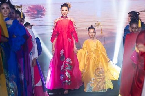 Quán quân Gương mặt thời trang nhí thế giới 2024 làm vedette cùng Hoa hậu Đỗ Thị Hà