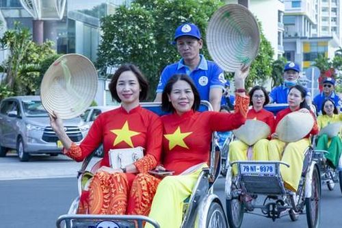 Khánh Hòa: 1.500 phụ nữ diễu hành áo dài trên phố bằng xích lô