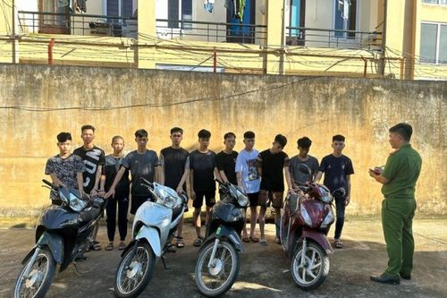 Mang hung khí diễu phố, quay clip đăng lên mạng