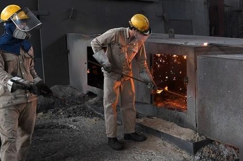 Doanh nghiệp thép tung 'quả đấm thép'