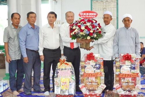Lãnh đạo tỉnh An Giang thăm, chúc mừng Tết Roya Haji năm 2024 đồng bào dân tộc thiểu số Chăm TX. Tân Châu