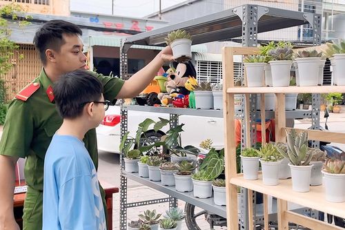 Công an TP. Long Xuyên đổi sách cũ lấy cây xanh