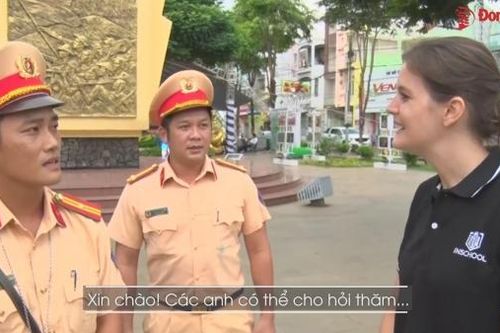 Cảnh sát giao thông làm 'hướng dẫn viên' cho du khách nước ngoài tại Lễ hội trái cây Long Khánh