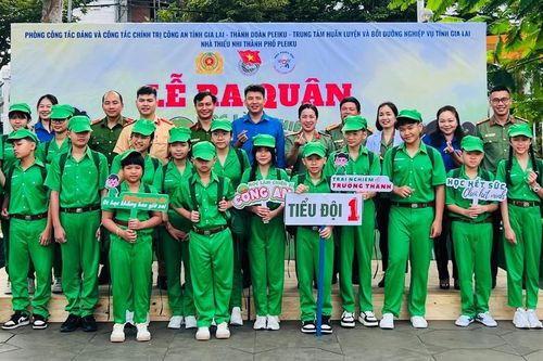 57 thiếu nhi tham gia chương trình Học làm chiến sĩ công an