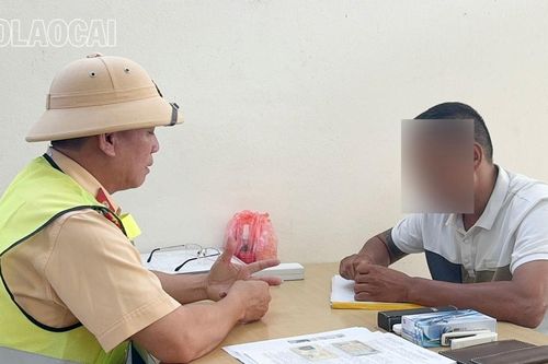 Xử phạt 2 trường hợp đi ngược chiều cao tốc Nội Bài - Lào Cai
