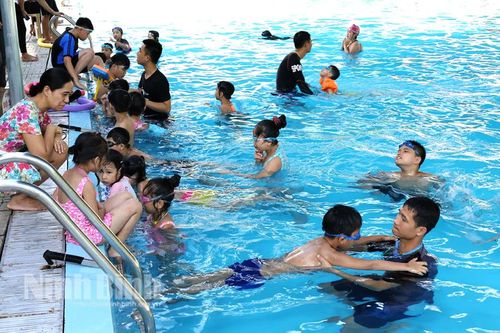 Nắng nóng, bể bơi 'hút' khách