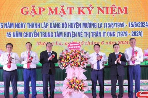 Gặp mặt kỷ niệm 75 năm Ngày thành lập Đảng bộ huyện Mường La
