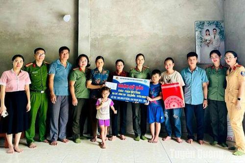 Hội Phụ nữ Công an tỉnh Tuyên Quang nhận đỡ đầu học sinh mồ côi tại xã Đông Thọ