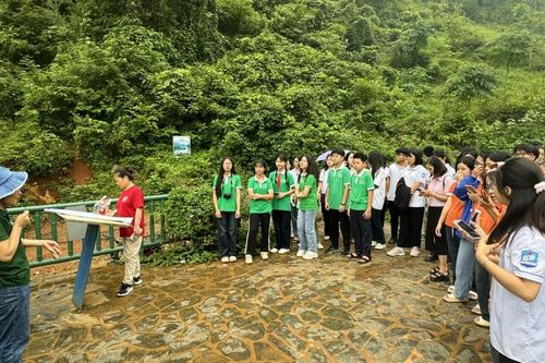 Câu lạc bộ 'Cùng em khám phá Công viên địa chất' trải nghiệm thực địa tại huyện Quảng Hòa, Trùng Khánh