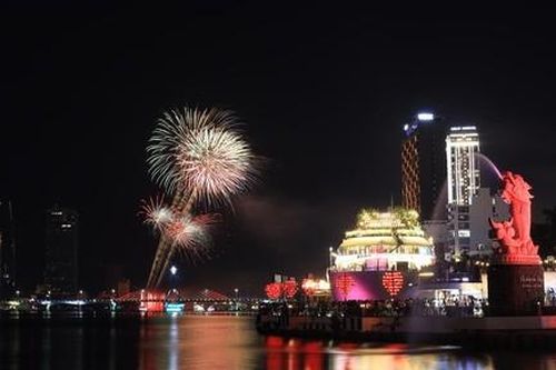 Mỹ và Ý so tài pháo hoa mãn nhãn bên sông Hàn