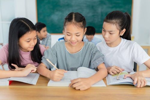 Con nghỉ hè, phụ huynh đăng ký đủ loại lớp học thêm cho 'nhàn thân'