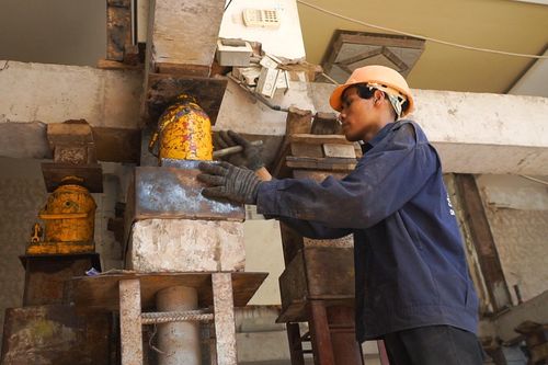 'Thần đèn' nâng ngôi nhà nặng 1.000 tấn lên cao 1,2m ở TP.HCM
