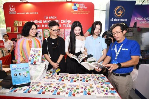 Giới trẻ TP.HCM tìm hiểu quản lý tài chính