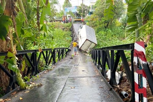 Sập cầu Cái Tôm Trong ở Đồng Tháp