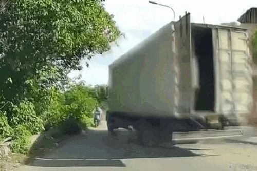 Thót tim cửa thùng xe tải suýt 'vả' hàng loạt người đi xe máy