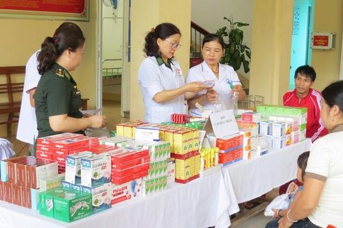 Khám, cấp phát thuốc miễn phí cho bà con vùng biên viễn xứ Nghệ