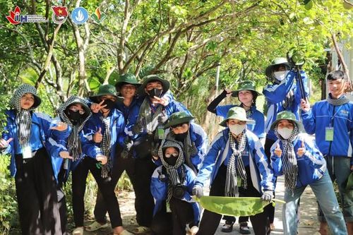 Thanh thiếu niên tình nguyện tham gia dọn rác, trồng cây phủ xanh địa phương