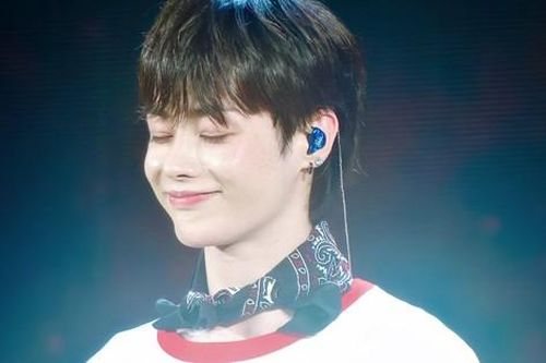 Hanbin 'vạn năng' ở concert TEMPEST tại TP.HCM: Kiêm cả MC lẫn phiên dịch viên