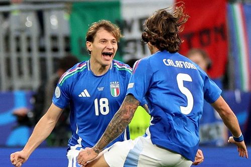 Siêu phẩm sút xa giúp Italy giành 3 điểm
