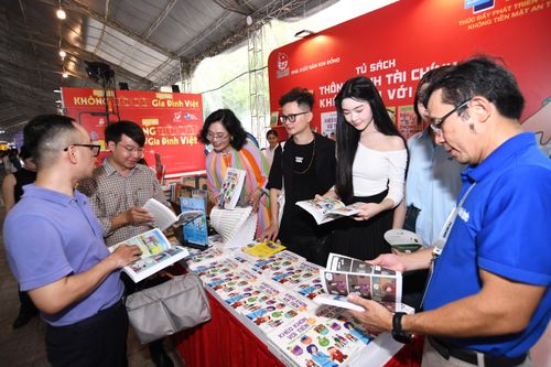Sách tài chính 'cháy hàng' tại lễ hội không tiền mặt 2024