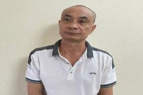 Mặc áo mưa, đeo khẩu trang đi đốt ôtô đối thủ lúc rạng sáng