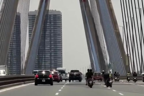 4 thanh niên phóng xe máy, đánh võng trên cầu Nhật Tân bị triệu tập