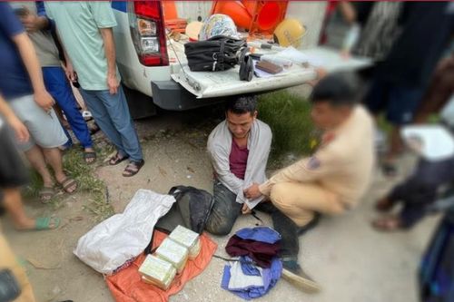 Bắt đối tượng vận chuyển 18 bánh heroin tại Hòa Bình