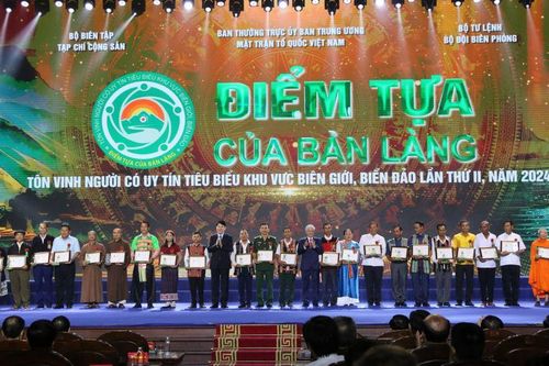 Tôn vinh 200 người có uy tín tiêu biểu, 'điểm tựa của bản làng'
