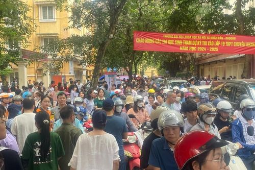 Tắc đường mùa thi - 'kỷ niệm' khó quên