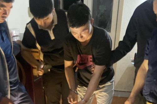 Bắt quả tang bảo vệ trường tiểu học tàng trữ trái phép chất ma túy