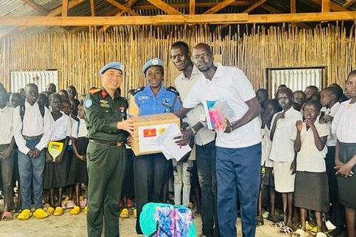 Bộ Công an sẻ chia với trẻ em Nam Sudan