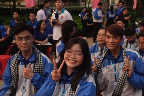 Tuổi trẻ TPHCM lên đường làm nhiệm vụ tình nguyện tại Lào, huyện đảo Phú Quý