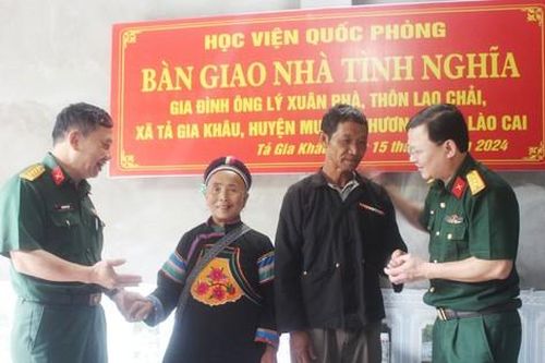 Học viên Học viện Quốc phòng xây nhà tình nghĩa tặng người dân vùng cao