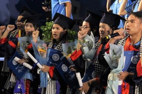 Lễ trưởng thành 'từng không dám mơ' của học trò mồ côi vì COVID-19