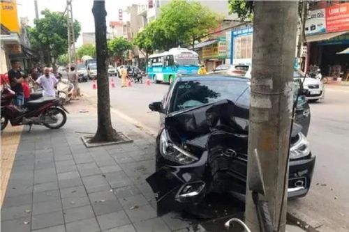 Hai cha con thương vong sau va chạm với ô tô