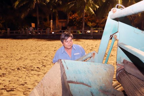 Người đàn ông ở Nha Trang cải tiến xe sàng cát, giúp bãi biển sạch bóng rác thải