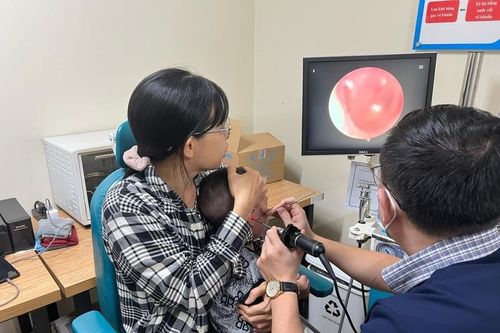 Bé trai 3 tuổi nhét thanh gỗ vào tai
