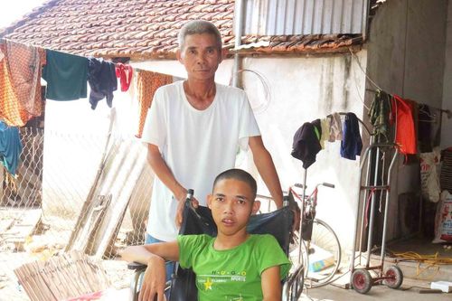 Hoàn cảnh đáng thương của cựu chiến binh ở Nghệ An nuôi con bại não