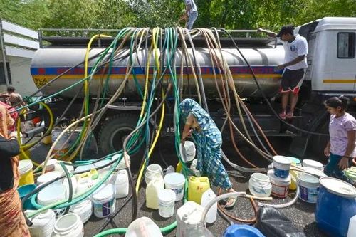 Người dân thủ đô Ấn Độ chật vật vì nắng nóng kéo dài, khan hiếm nước