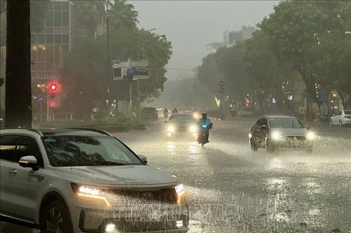 Mưa lớn kèm dông lốc làm hai người chết, gây thiệt hại tại nhiều địa phương