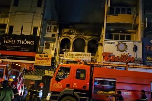 TP Hồ Chí Minh: Cháy nhà 2 tầng, một phụ nữ được cứu ra ngoài an toàn