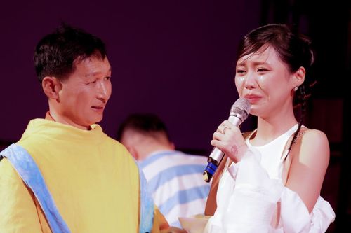 Han Sara khóc nức nở khi bố ruột bất ngờ xuất hiện ở Việt Nam