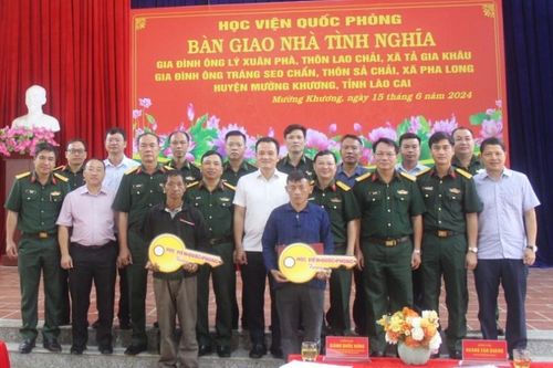 Học viện Quốc phòng bàn giao 2 nhà tình nghĩa tại Lào Cai