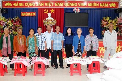 Hỗ trợ 200 phần gạo cho hộ nghèo và gia đình có hoàn cảnh khó khăn xã An Cư